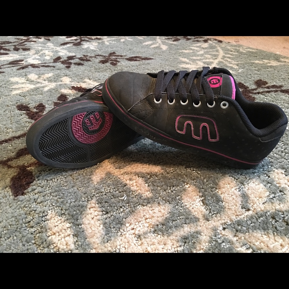 Etnies. Black and pink.